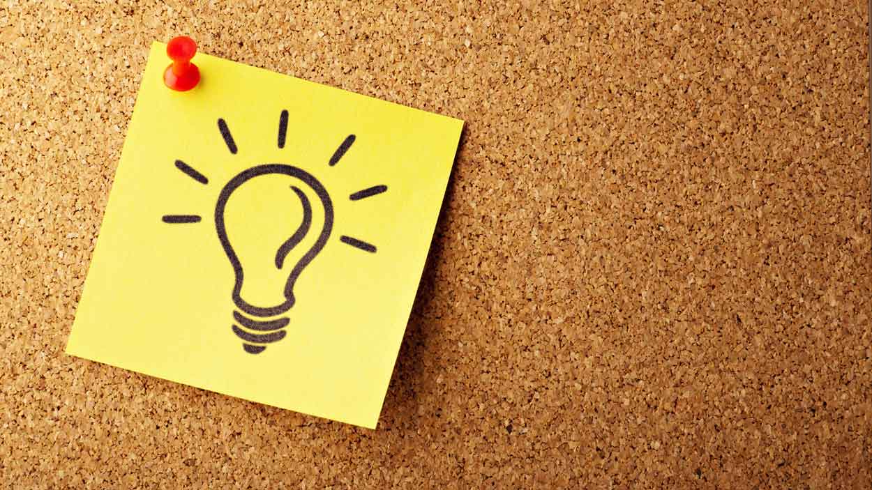 Light bulb sticky note on board